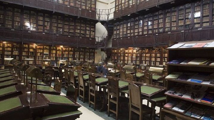 Biblioteca del Ateneo de Madrid con sus clásicos pupitres  verdes / ESMADRID