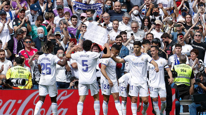 Los jugadores del Real Madrid se abrazan para celebrar un gol ante el Español que vale una Liga, la 35ª / EFE