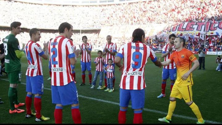 Pasillo del Atlético de Madrid al Barça / EFE
