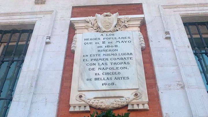 La placa y la corona de laurel restablecidas en la Real Casa de Correos / REDACCIÓN