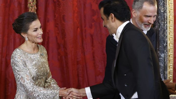 El emir de Catar saluda a la reina a su llegada al Palacio Real / EFE