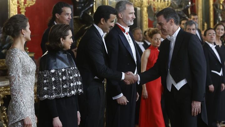Pedro Sánchez saluda al emir de Catar / EFE