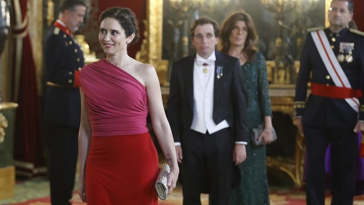 Llegada de la presidenta regional, Isabel Díaz Ayuso, a la cena de gala / EFE