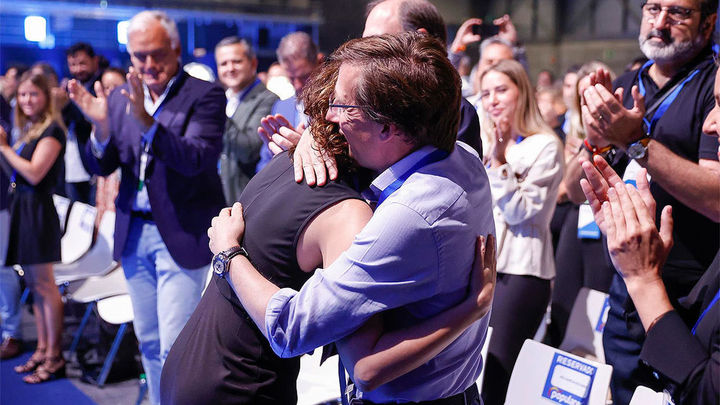 Abrazo entre Martínez Almeida y Díaz Ayuso / EFE