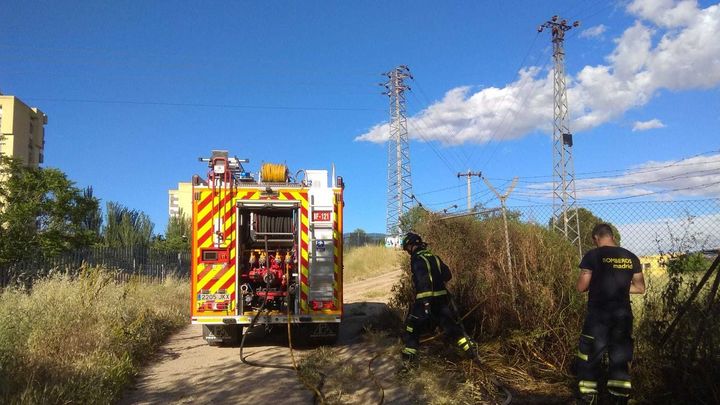 Incendio de pastos en los terrenos de la cárcel de Carabanchel, próximo a la iglesia / TOMÁS NOGALES