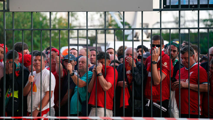 El salto de la valla de aficionados del Liverpool / Europa Press