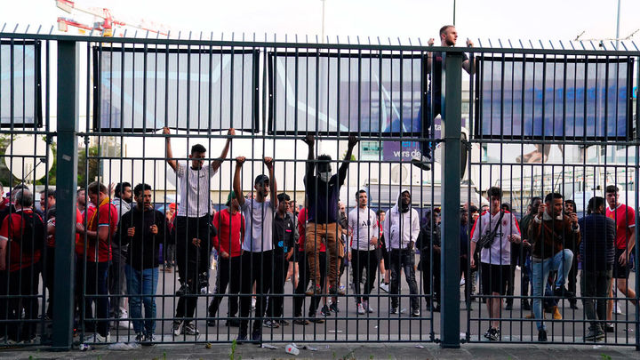 Aficionados sin entrada intentan acceder al estadio en la final de la Champions / Europa Press