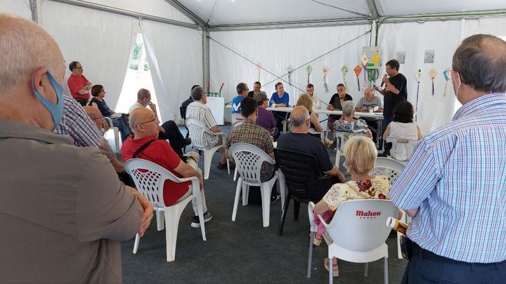 Asistentes al acto sobre movilidad en Aluche / SERGIO FDEZ / AV BATÁN