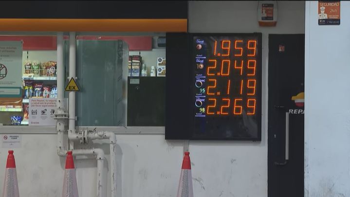 El litro de la gasolina marca un nuevo máximo histórico y supera los 2 euros / TELEMADRID