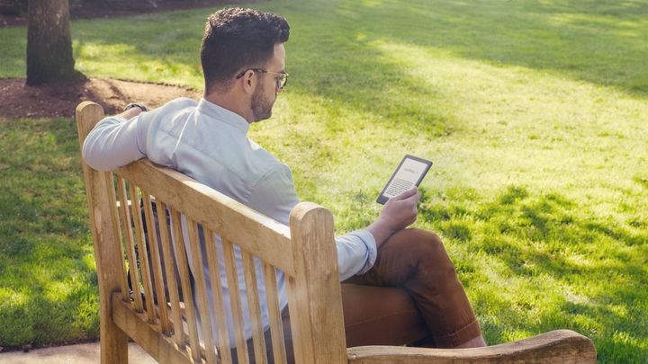 Un hombre lee en su dispositivo electrónico / AMAZON