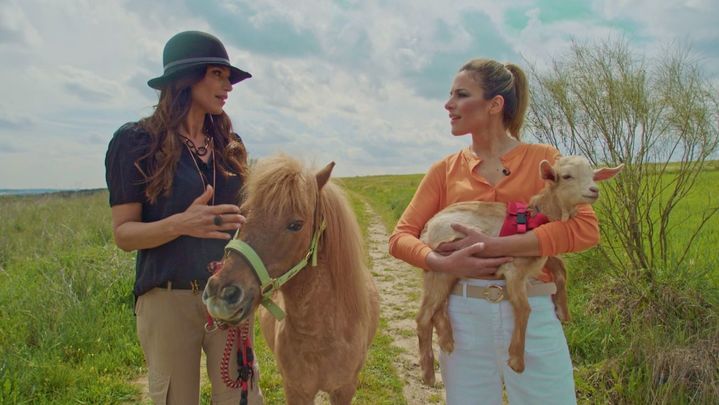 Sonia Ferrer con sus animales acompañada de María Gracia / Redacción