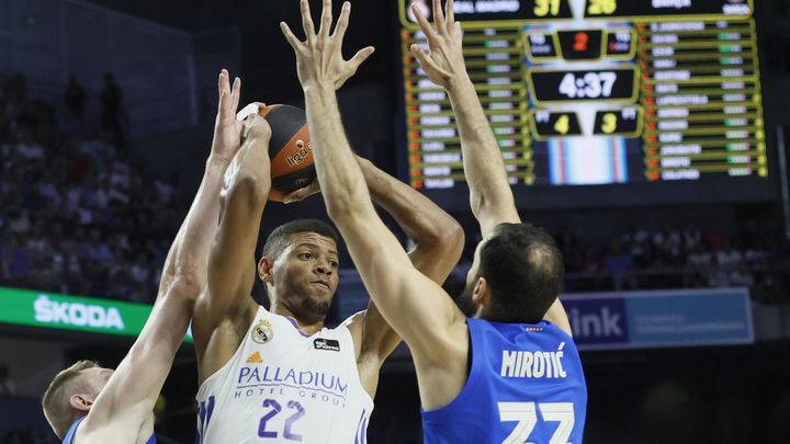 Tavares ante el Barça / EFE