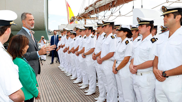 El Rey con la tripulación del Juan Sebastián Elcano / @CasaReal