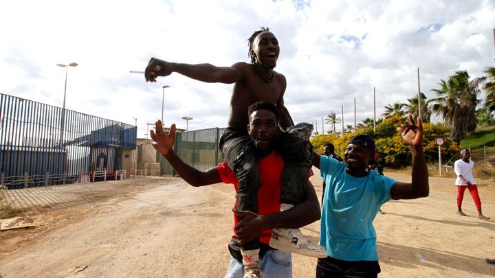 Varios migrantes se dirigen al Centro Temporal de Inmigrantes (CETI), mientras celebran el salto de la valla de Melilla, a 24 de junio de 2022, en Melilla / EUROPA PRESS