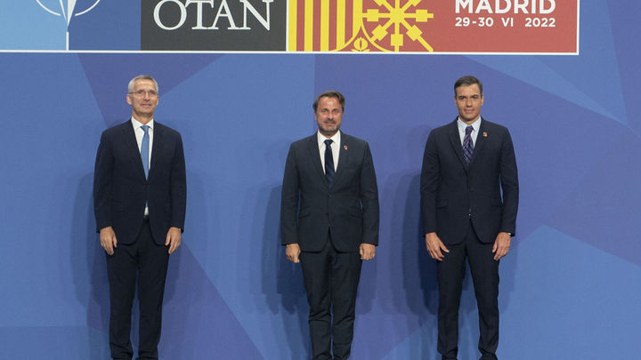 El secretario general de la OTAN, Jens Stoltenberg; el primer ministro de Luxemburgo, Xavier Bettel; y el presidente del Gobierno, Pedro Sánchez, a su llegada al comienzo de la Cumbre de la OTAN 2022 / EUROPA PRESS