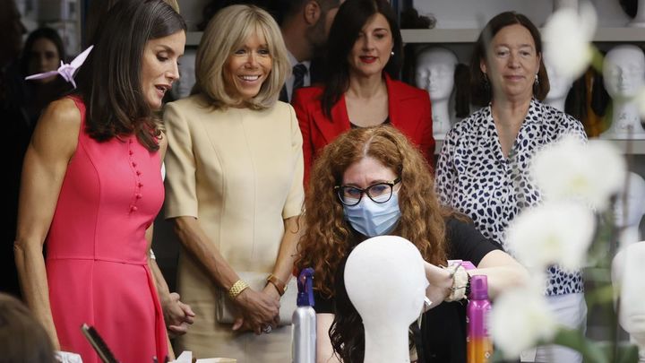 La reina Letizia (c), la mujer del presidente del Gobierno, Begoña Gómez (c-d), la mujer del secretario general de la OTAN, Ingrid Schulerud (c-i) y la primera dama francesa, Brigitte Macron Biden (5i) durante su visita al Teatro Real de Madrid / EFE