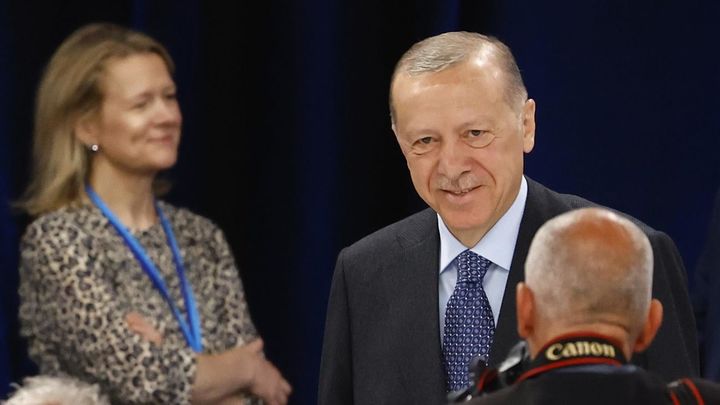 El presidente de de Turquía Recep Tayyip Erdogan (D) durante la segunda jornada de la cumbre de la OTAN / EFE