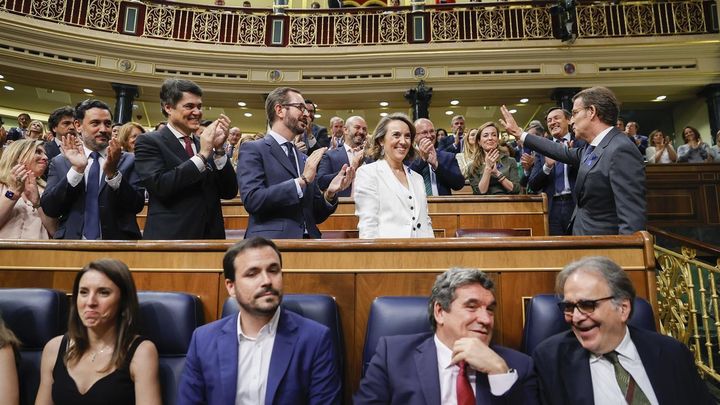 El líder del PP, Alberto Núñez Feijóo es aplaudido por su grupo parlamentario a su llegada al Congreso / EFE