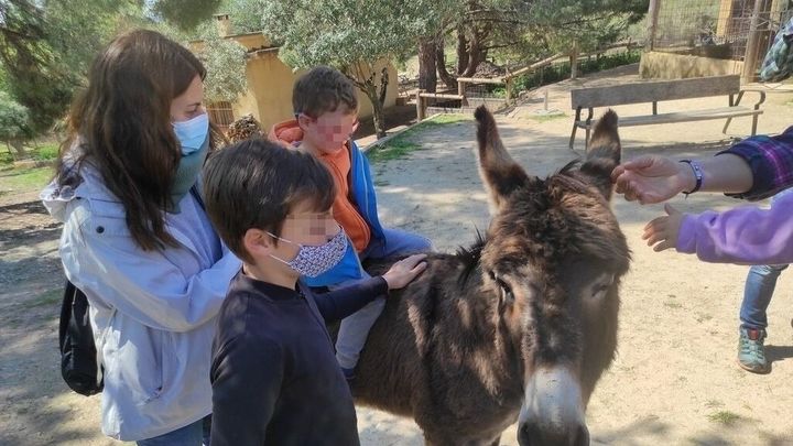 Paseando en burro / ADELA Y RAFA