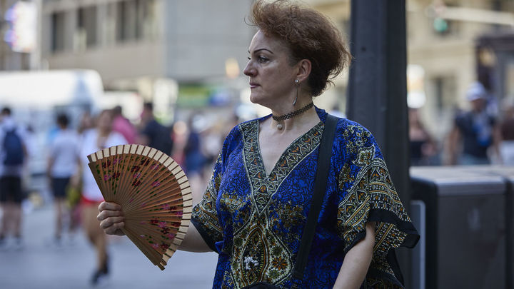 Una mujer se abanica en la calle / EUROPA PRESS