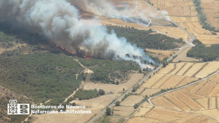 Incendio de Carcastrillo, Navarra, con varios focos  a lo largo de la carretera / BOMBEROS DE NAVARRA
