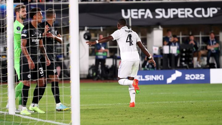 Alaba ante el Eintrachat / EFE