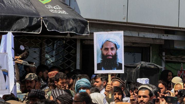 Foto del líder talibán Haibatullah Akhundzada en una protesta contra EEUU en Kabul / EFE
