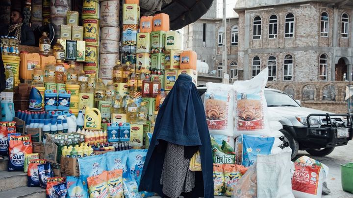 Una mujer con burka en una tienda de Kabul / EUROPA PRESS