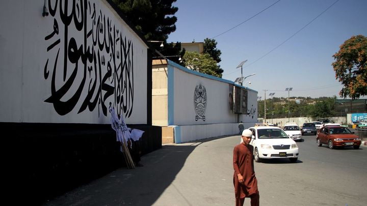 Mural pintado con la bandera talibán en Kabul / EUROPA PRESS