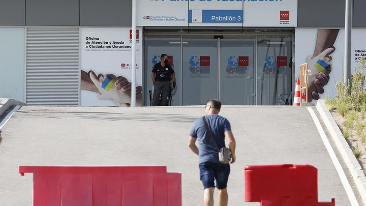 Un hombre se acerca al Punto de vacunación del hospital Isabel Zendal / EFE