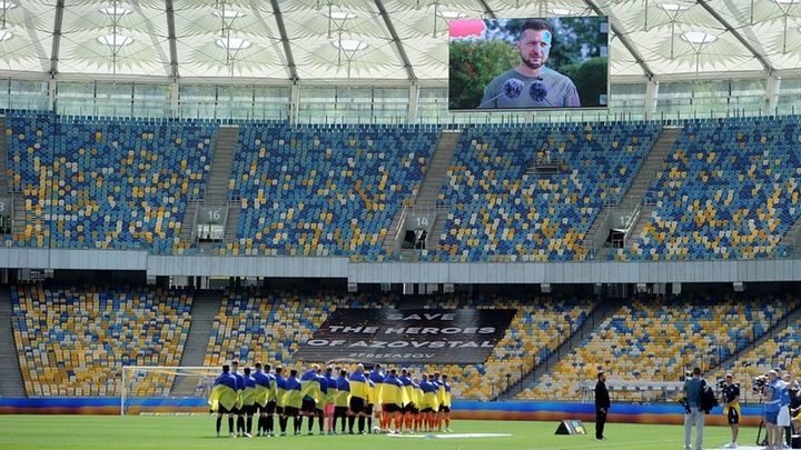 Jugadores del Shakhtar Donestk y del Metalist durante el homenaje a las víctimas de la guerra / Europa Press