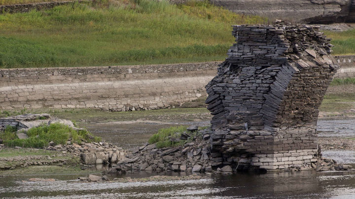 El río Miño, cuyo bajo caudal ha dejado a la vista las ruinas del antiguo Portomarín / EUROPA PRESS
