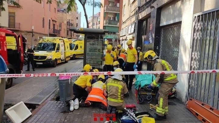 Los Bombers y el SEM atienden a los heridos por el incendio en un piso de Badalona / EUROPA PRESS