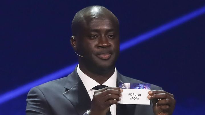 Toure Yaya mostrando el cartel del Oporto / EFE