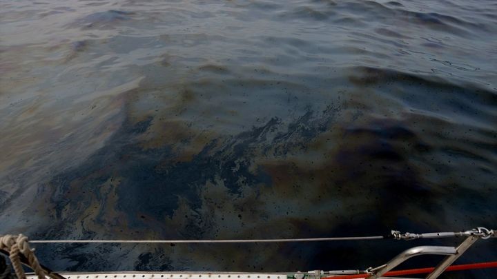 El fuel vertido desde el barco ya se aprecia en el mar / Europa Press