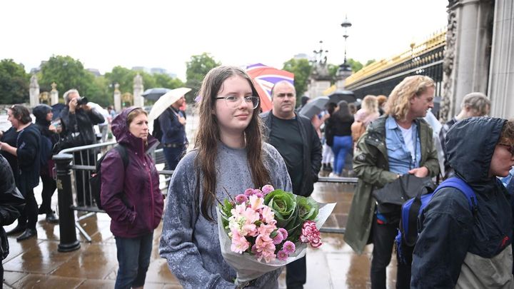 Depositan flores en el Palacio de Buckingham / EFE