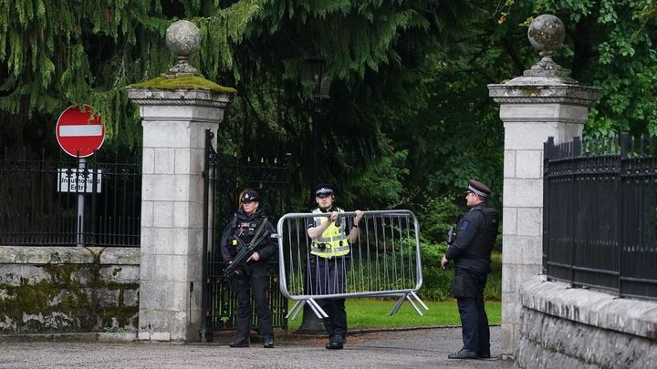 Los guardias aseguran con vallas la entrada del Palacio de Balmoral, donde se encuentra la reina Isabel II / Europa Press