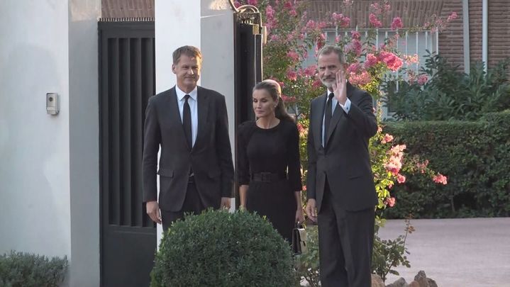 Los Reyes con el embajador del Reino Unido / REDACCIÓN