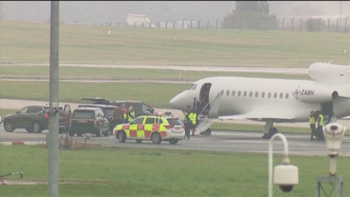 Avión en el aeropuerto de Aberdeen a la espera de la llegada de Carlos III / TELEMADRID