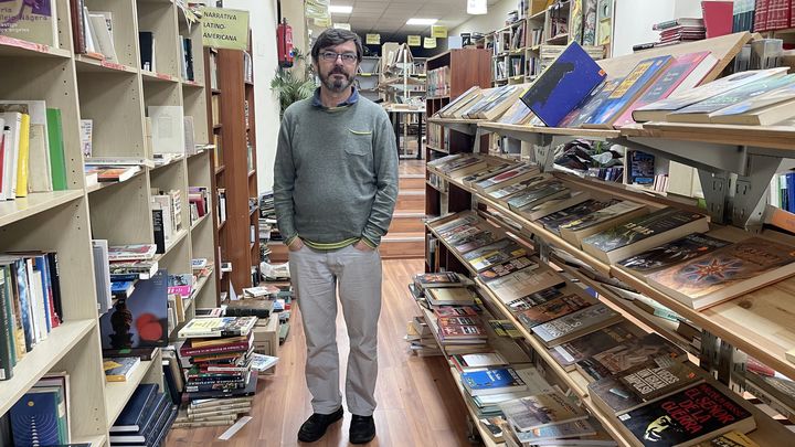 El librero al lado de la estantería de narrativa / Pablo Alvira Fuertes