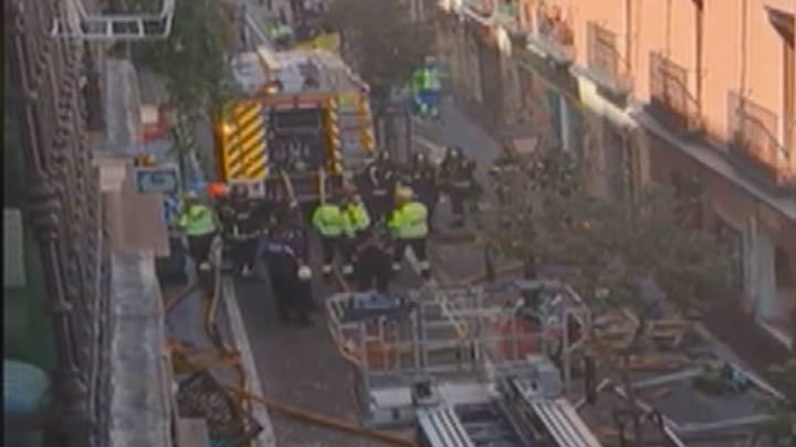 Equipos desplegados en la calle San Vicente Ferrer tras la explosión en un bajo / TELEMADRID