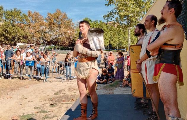 Gladiadores explican sus técnicas de lucha a los asistentes / HILARIO VILLAVILLA