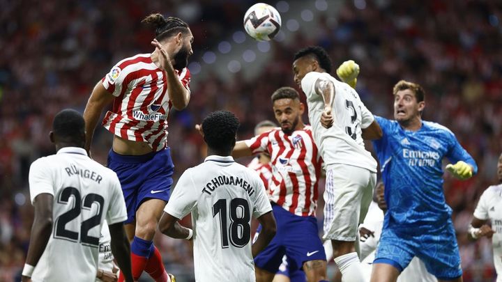 Salida de Curtois que propició el gol de los rojiblancos / EFE