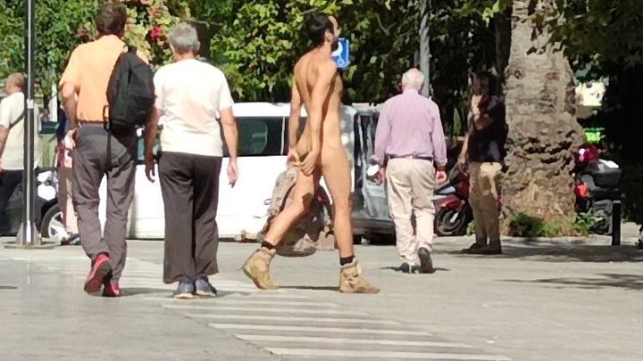 Exhibicionista por las calles de Valencia / TWITTER