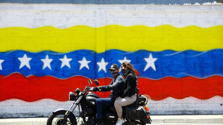 EuropaPress_2730504_21_mVenezolanos en Madrid arch_2020_venezuela_valencia_couple_of_motorized_people_walk_in_front / EUROPA PRESS