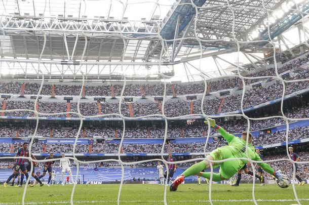 Fede Valverde bate la portería del Barcelona / EFE