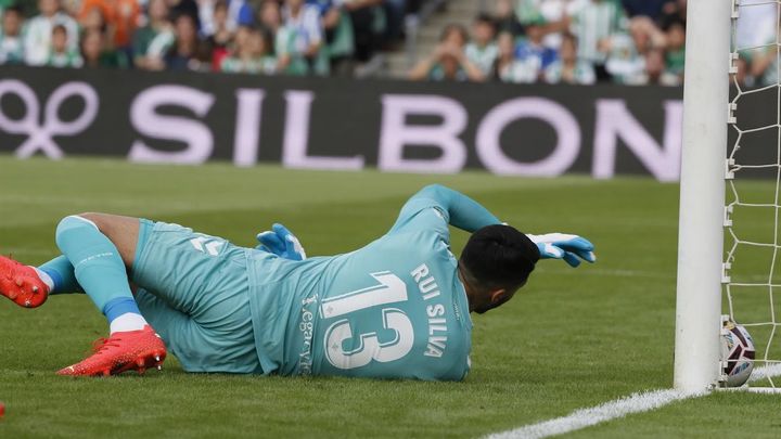 El portero del Real Betis Rui Silva no puede evitar el gol marcado por Antoine Grizmann / EFE