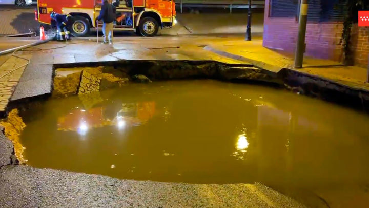 La rotura de una tubería de agua en Camarma de Esteruelas provoca un enorme socavón y garajes inundados / Bomberos Comunidad de Madrid