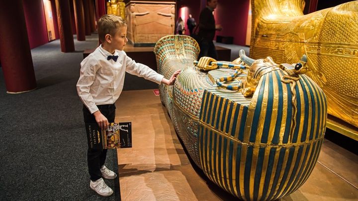 Un niño toca el ataúd dorado del rey Tutankamón durante una gira de prensa para la exposición "Tutankamón: su tumba y sus tesoros" / EUROPA PRESS