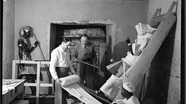 El egiptólogo británico Howard Carter con la tumba de Tutankamó / ARCHIVO